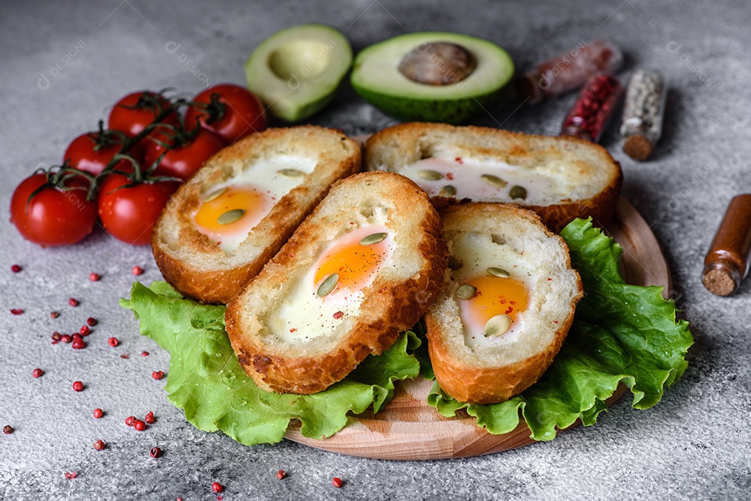 Delicioso café da manhã com grunhidos, ovos, abacate e tomate cereja