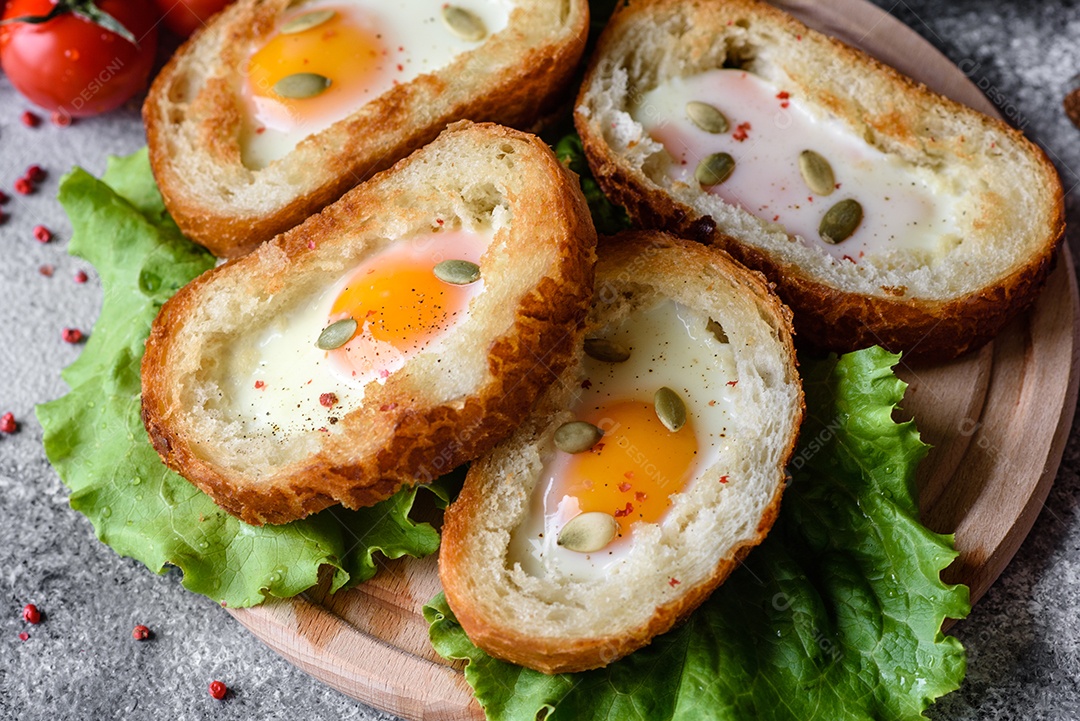 Delicioso café da manhã com grunhidos, ovos, abacate e tomate cereja