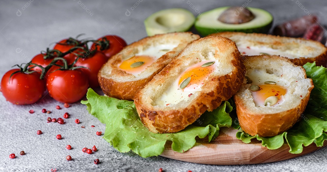 Delicioso café da manhã com grunhidos, ovos, abacate e tomate cereja