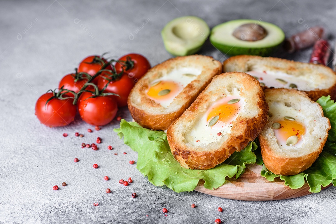Delicioso café da manhã com grunhidos, ovos, abacate e tomate cereja