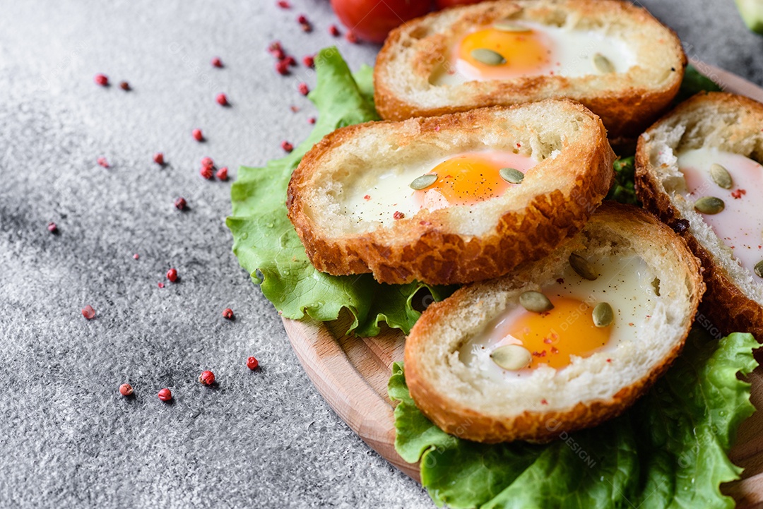 Delicioso café da manhã com grunhidos, ovos, abacate e tomate cereja