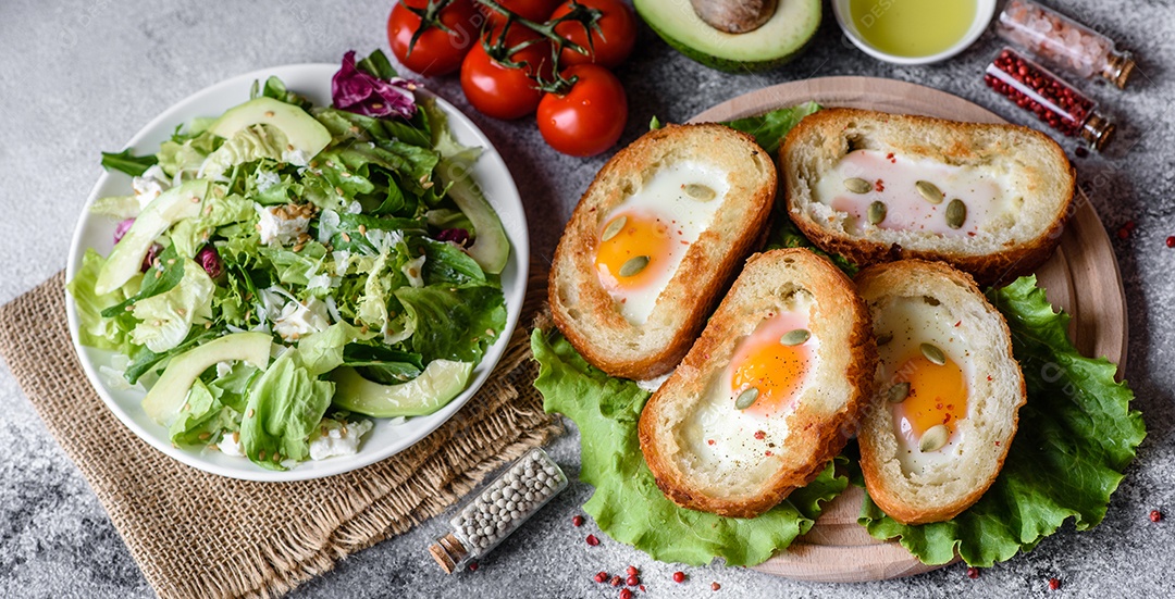 Delicioso café da manhã com grunhidos, ovos, abacate e tomate cereja