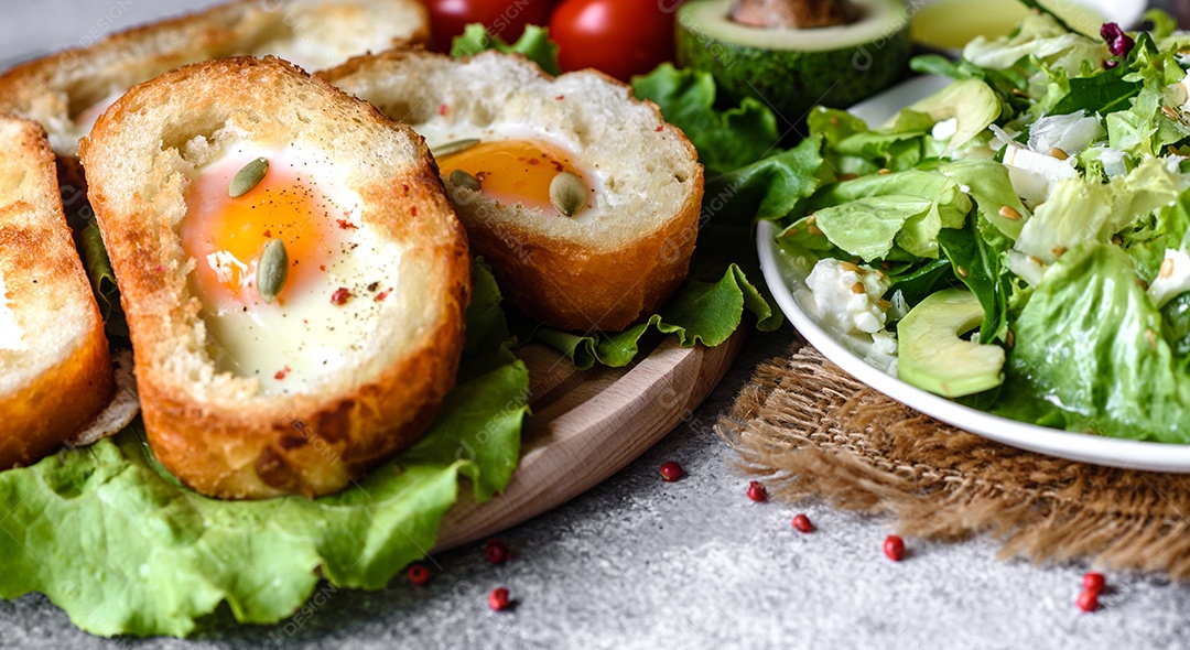 Delicioso café da manhã com ovos e abacate