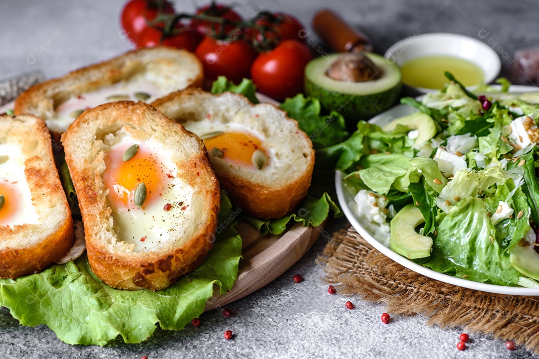 Delicioso café da manhã com ovos e abacate