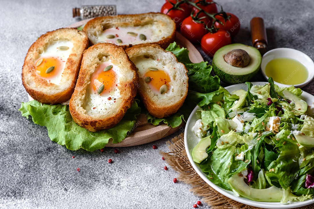 Delicioso café da manhã com grunhidos, ovos, abacate e tomate cereja