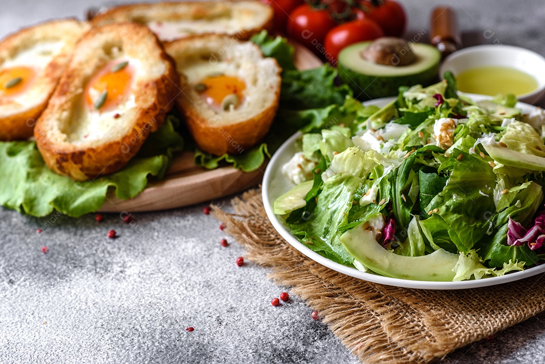 Delicioso café da manhã com grunhidos, ovos, abacate e tomate cereja