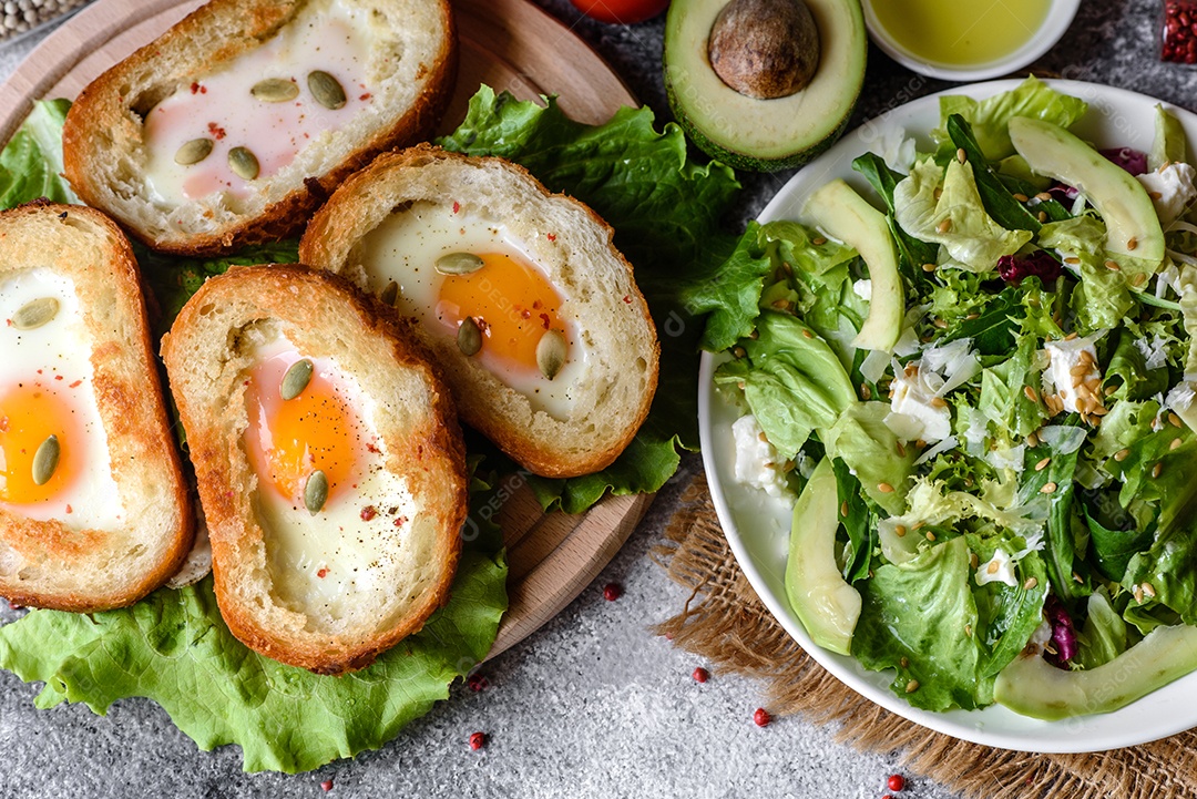 Delicioso café da manhã com grunhidos, ovos, abacate e tomate cereja