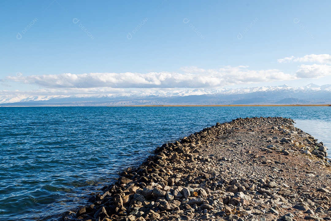 Lindo oceano com ondas céu azul