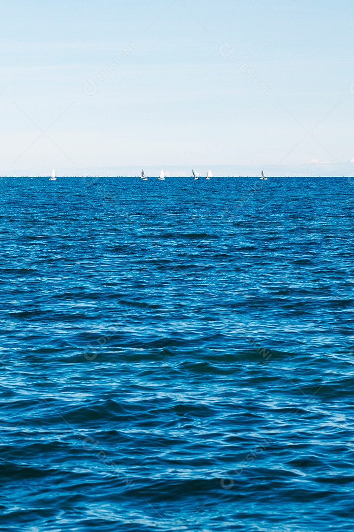 Lindo oceano com ondas céu azul