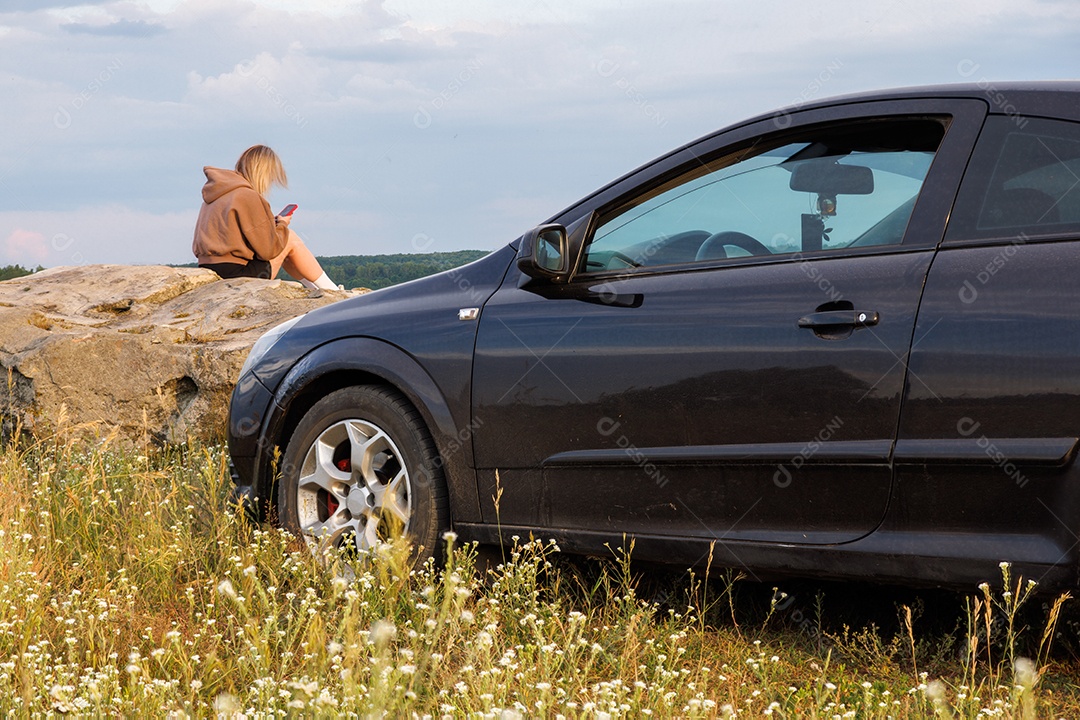 Mulher olhando linda paisagem sentada na pedra