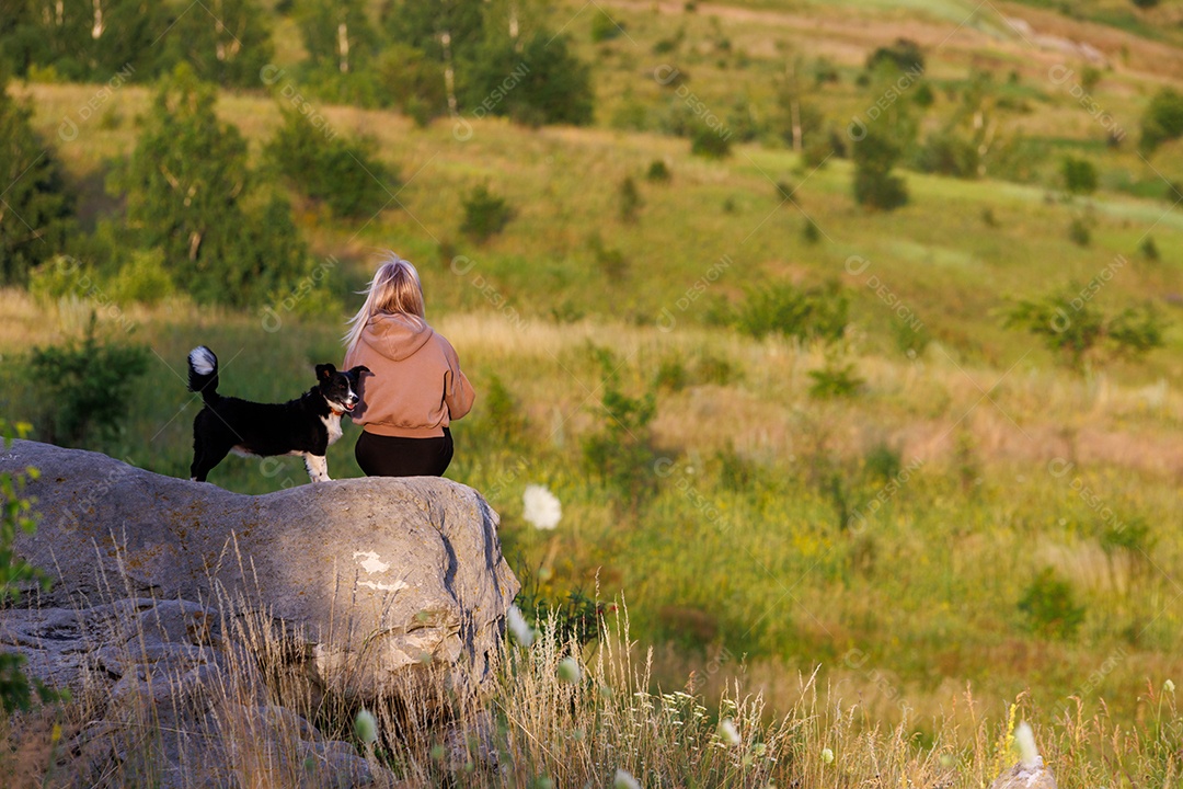 Mulher olhando linda paisagem sentada na pedra