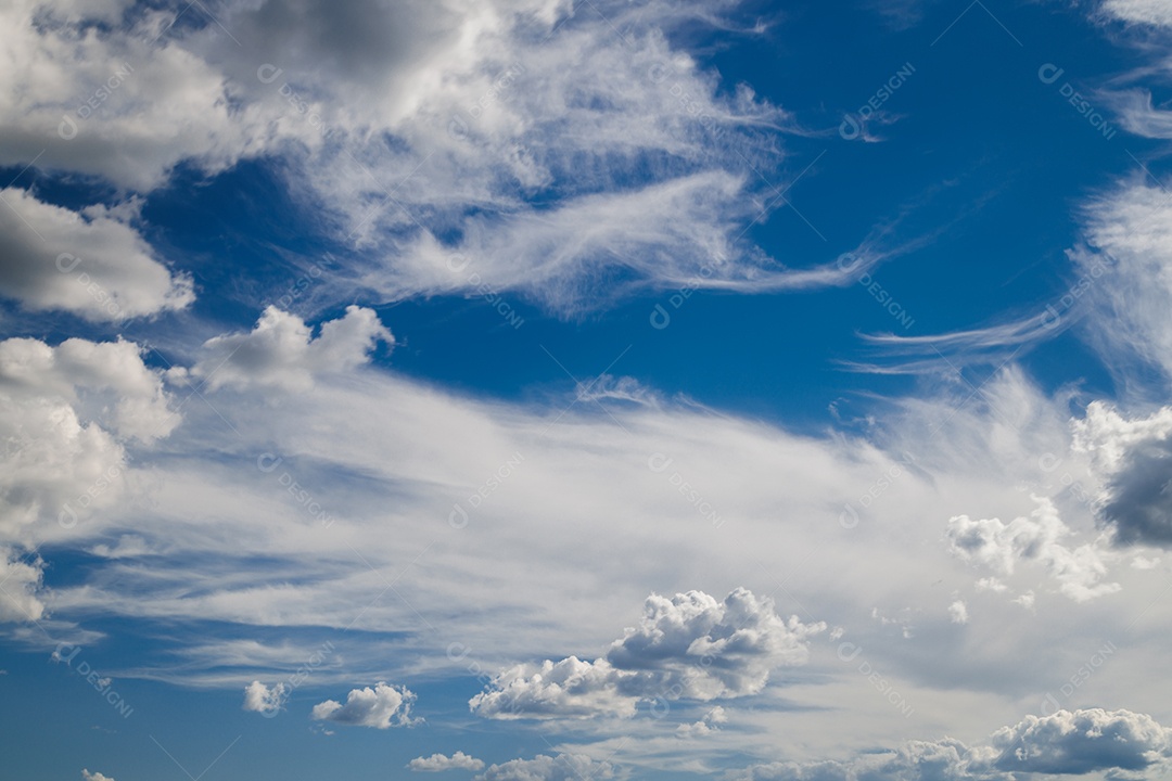 Lindo céu azul com nuvem