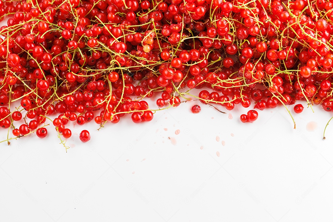 Groselha sobre uma mesa branca em um fundo isolado