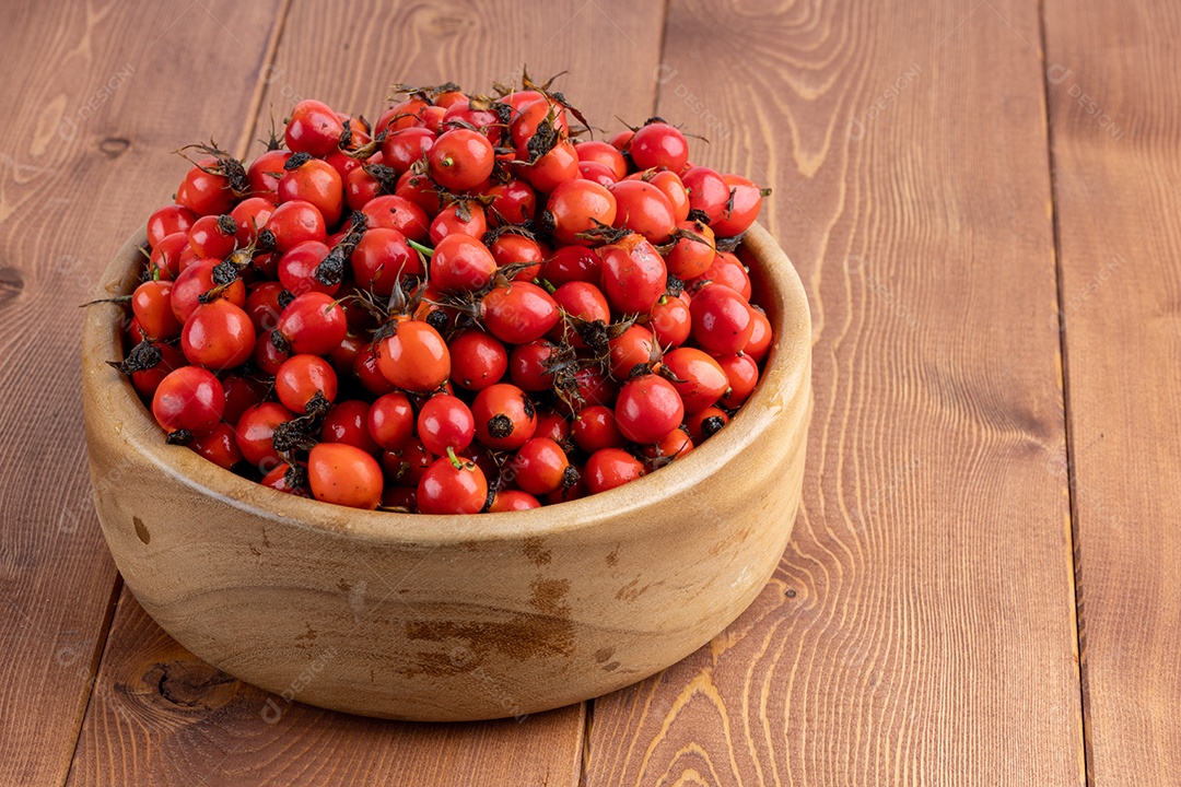 Crataegus sobre uma tigela em uma mesa de madeira
