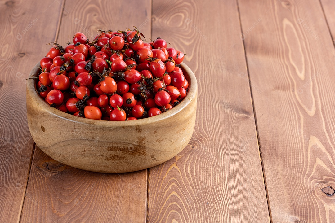 Crataegus sobre uma tigela em uma mesa de madeira
