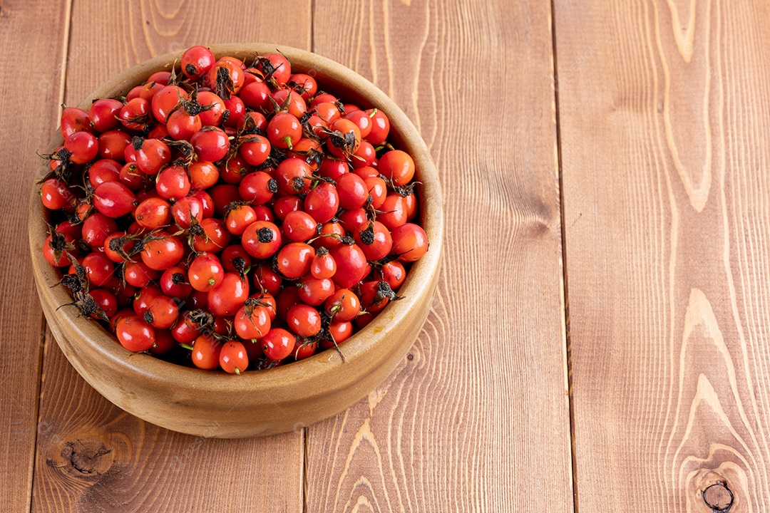 Crataegus sobre uma tigela em uma mesa de madeira