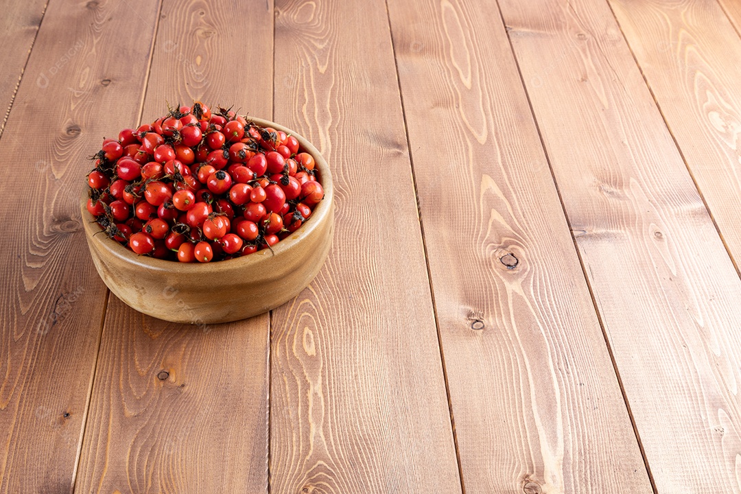 Crataegus sobre uma tigela em uma mesa de madeira