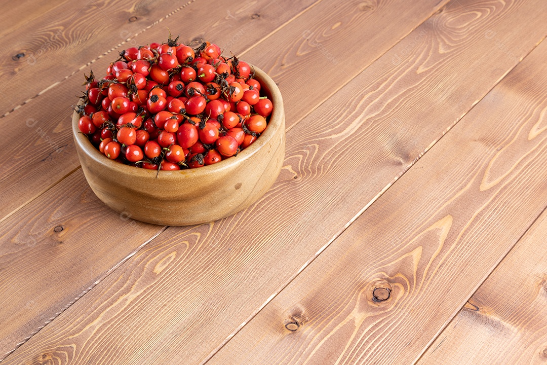 Crataegus sobre uma tigela em uma mesa de madeira