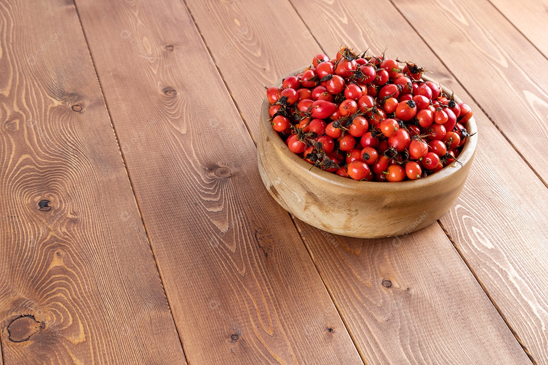 Crataegus sobre uma tigela em uma mesa de madeira