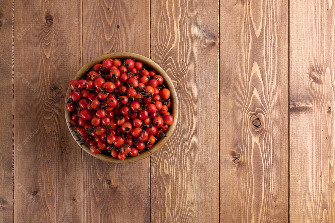 Crataegus sobre uma tigela em uma mesa de madeira