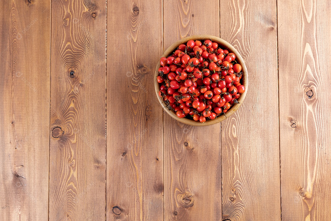Crataegus sobre uma tigela em uma mesa de madeira