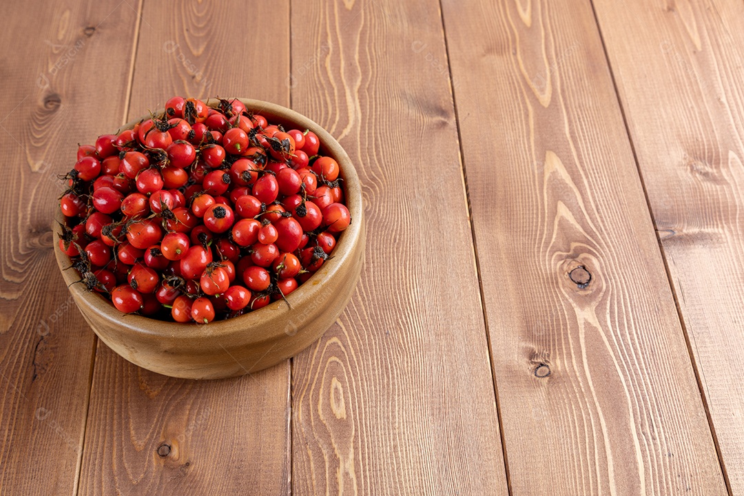 Crataegus sobre uma tigela em uma mesa de madeira