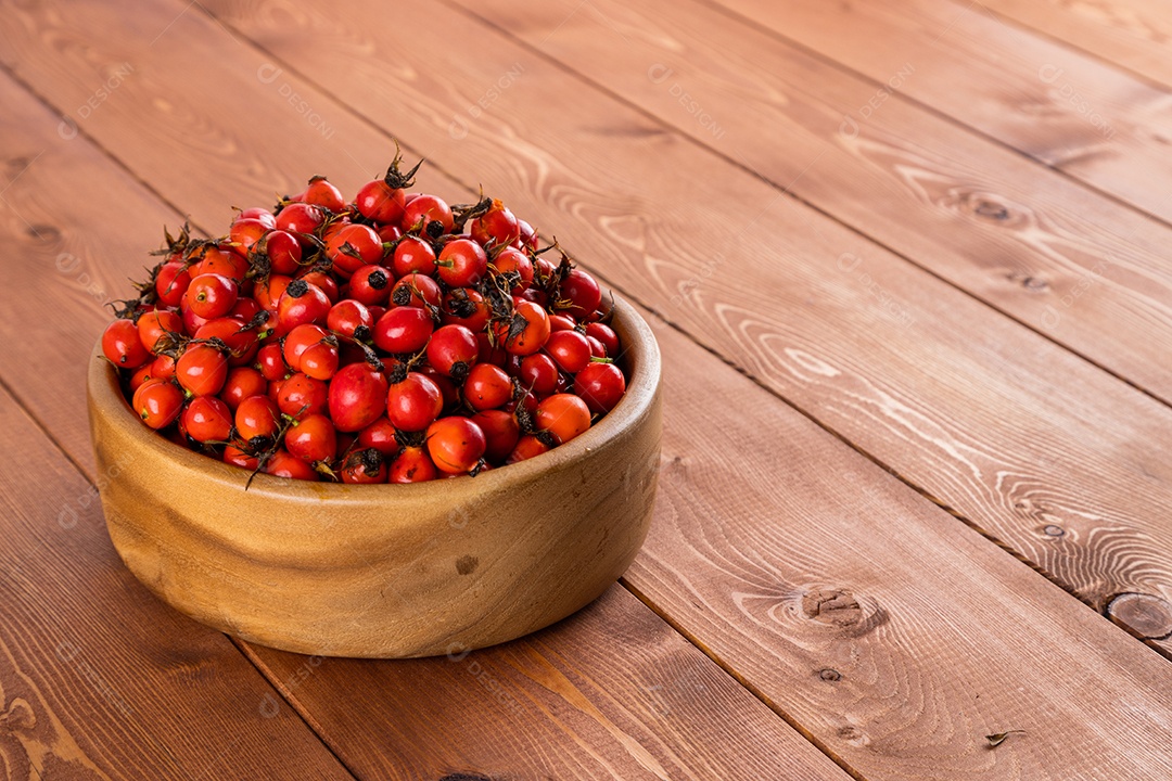 Crataegus sobre uma tigela em uma mesa de madeira
