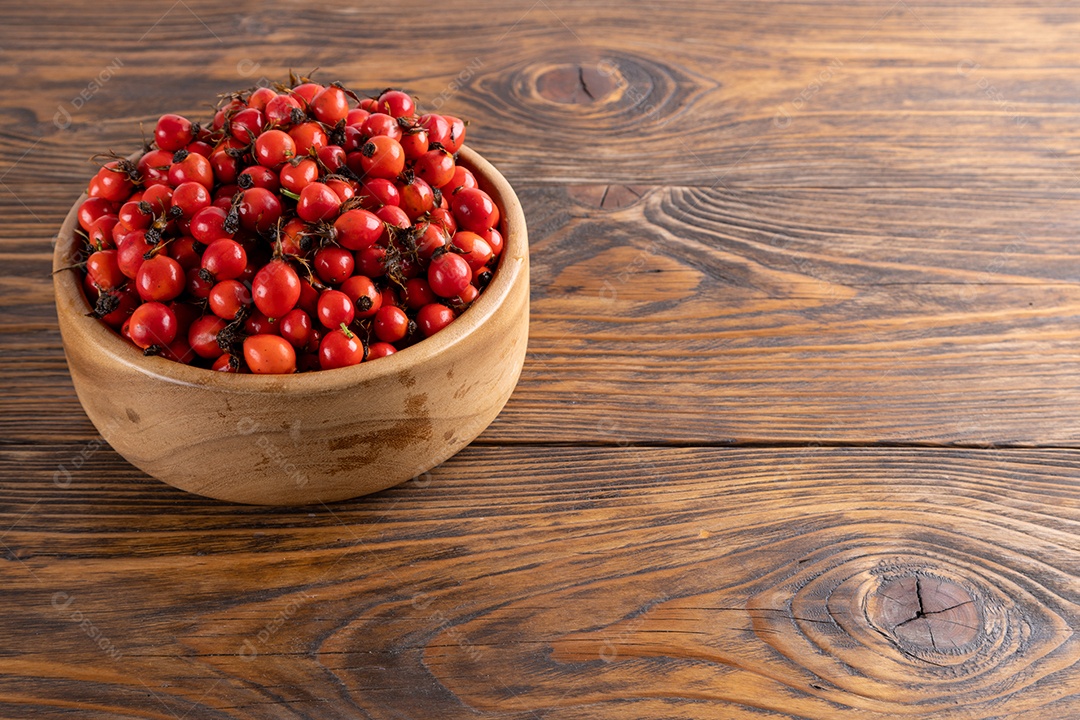 Crataegus sobre uma tigela em uma mesa de madeira
