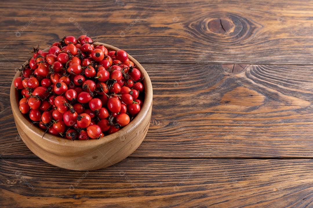 Crataegus sobre uma tigela em uma mesa de madeira