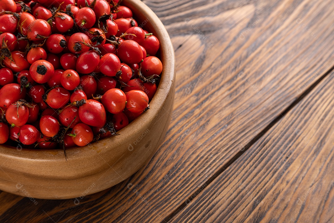 Crataegus sobre uma tigela em uma mesa de madeira