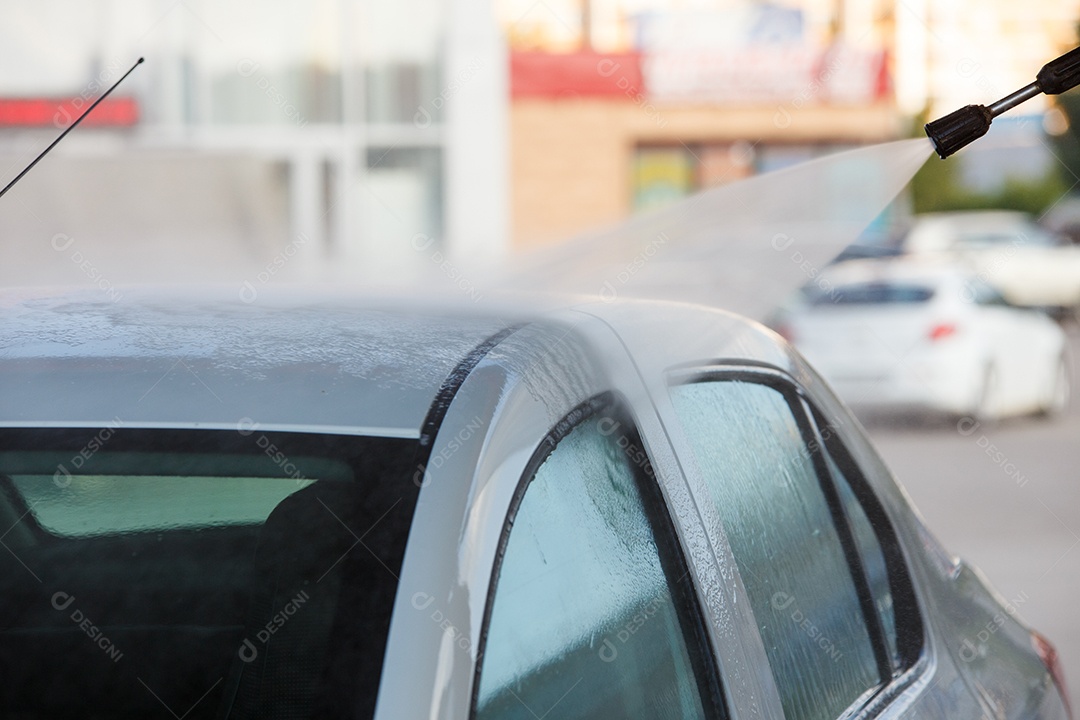 Carro sendo lavado em um lava jato