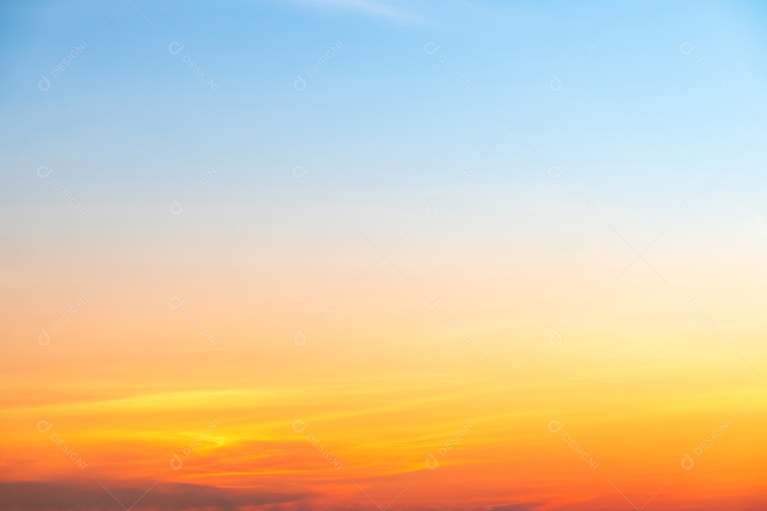 Nuvens douradas laranja e luz solar no céu azul perfeito