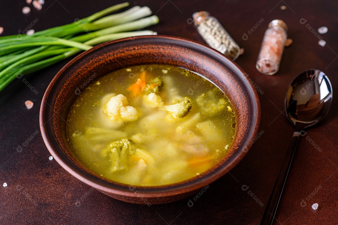 Sopa sobre uma tigela em uma mesa