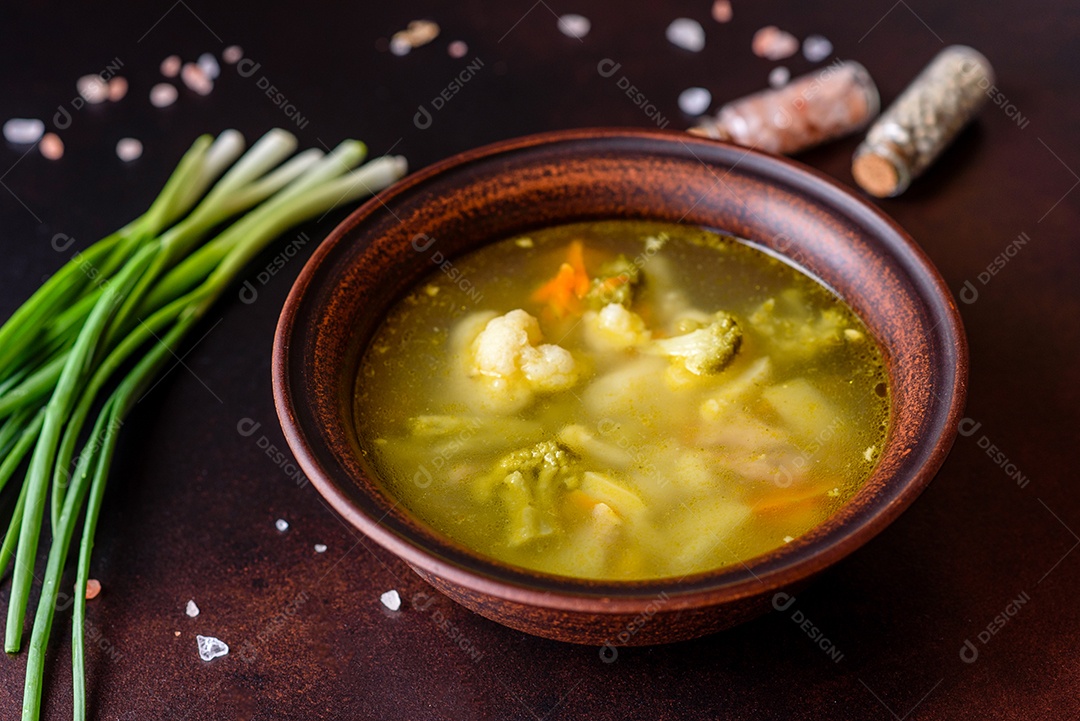 Sopa sobre uma tigela em uma mesa