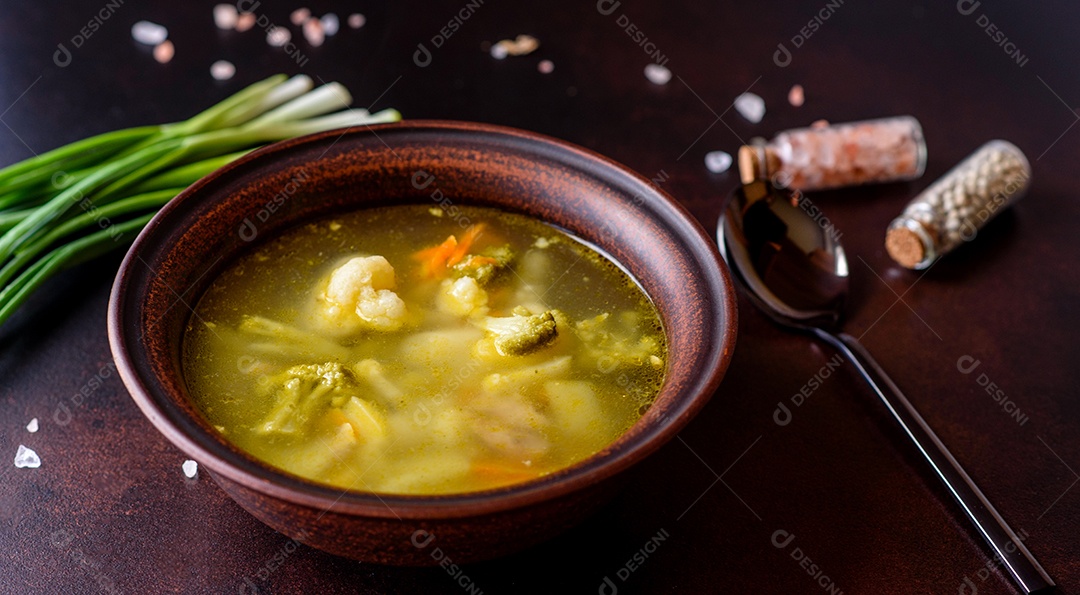 Sopa sobre uma tigela em uma mesa