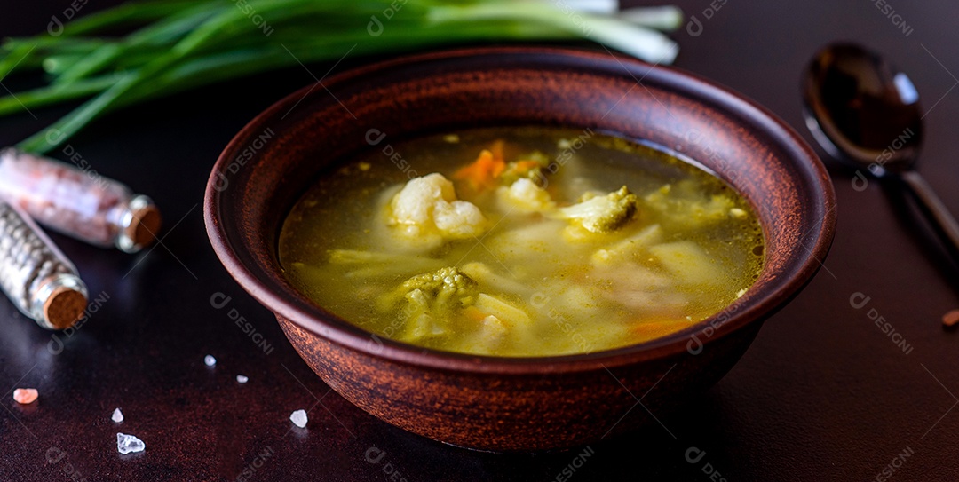 Sopa sobre uma tigela em uma mesa