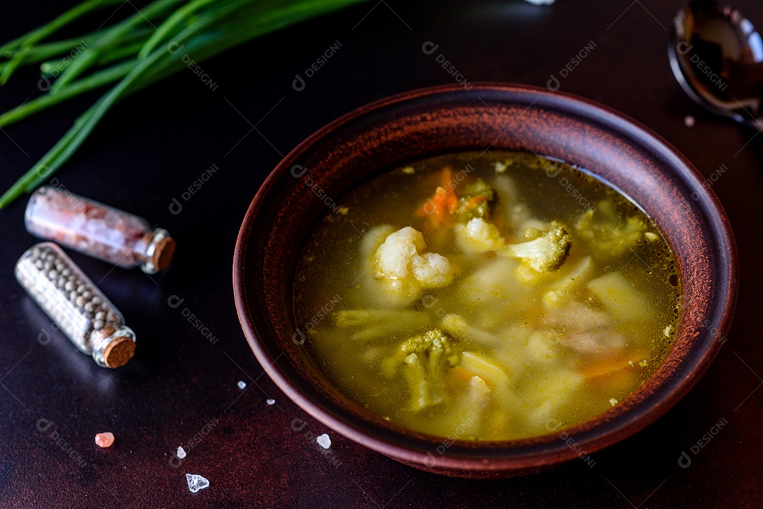Sopa sobre uma tigela em uma mesa