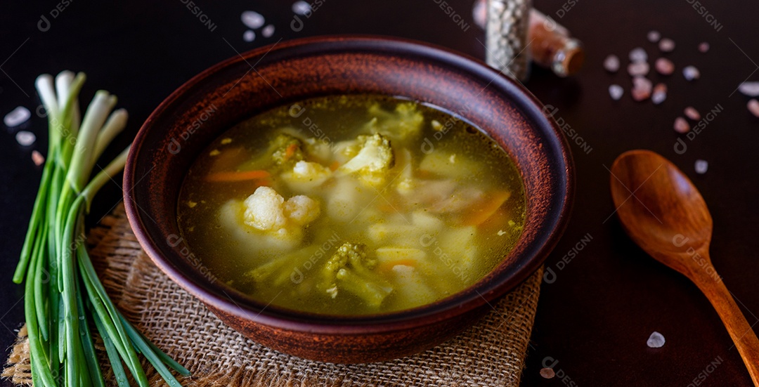 Sopa sobre uma tigela em uma mesa