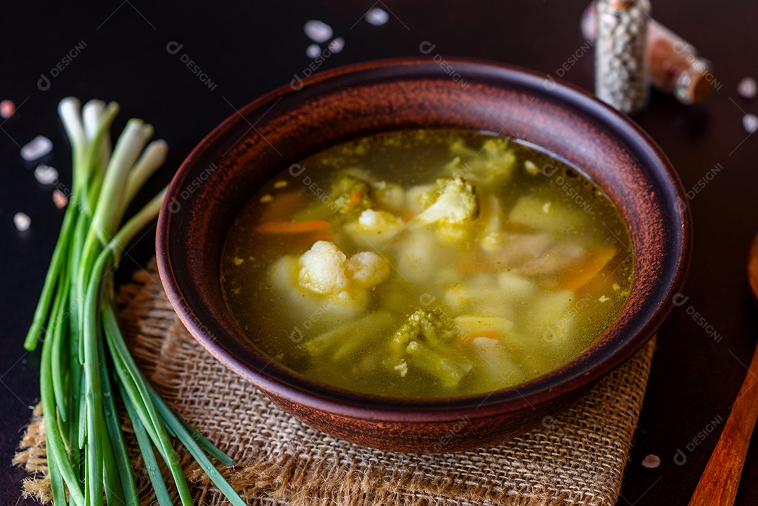 Sopa sobre uma tigela em uma mesa