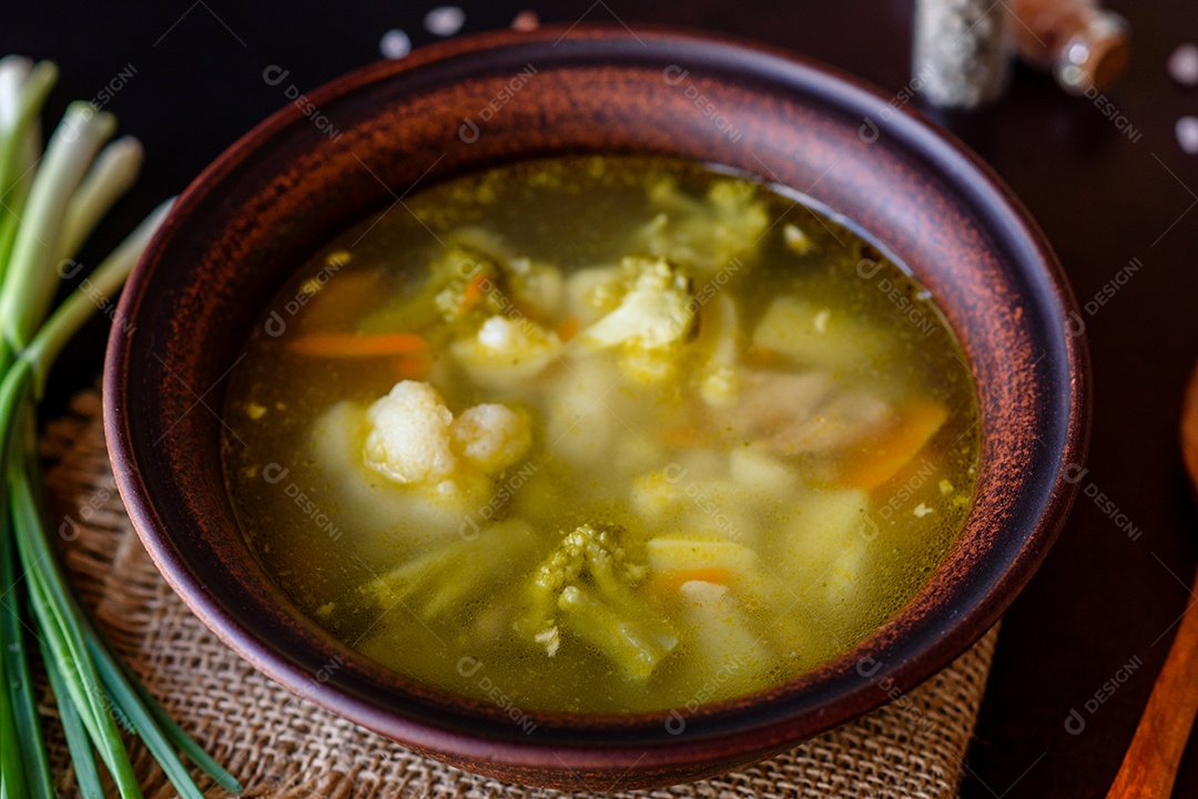 Sopa sobre uma tigela em uma mesa