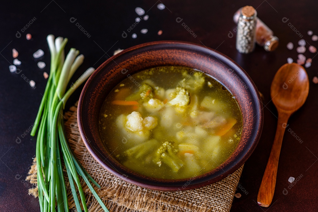 Sopa sobre uma tigela em uma mesa