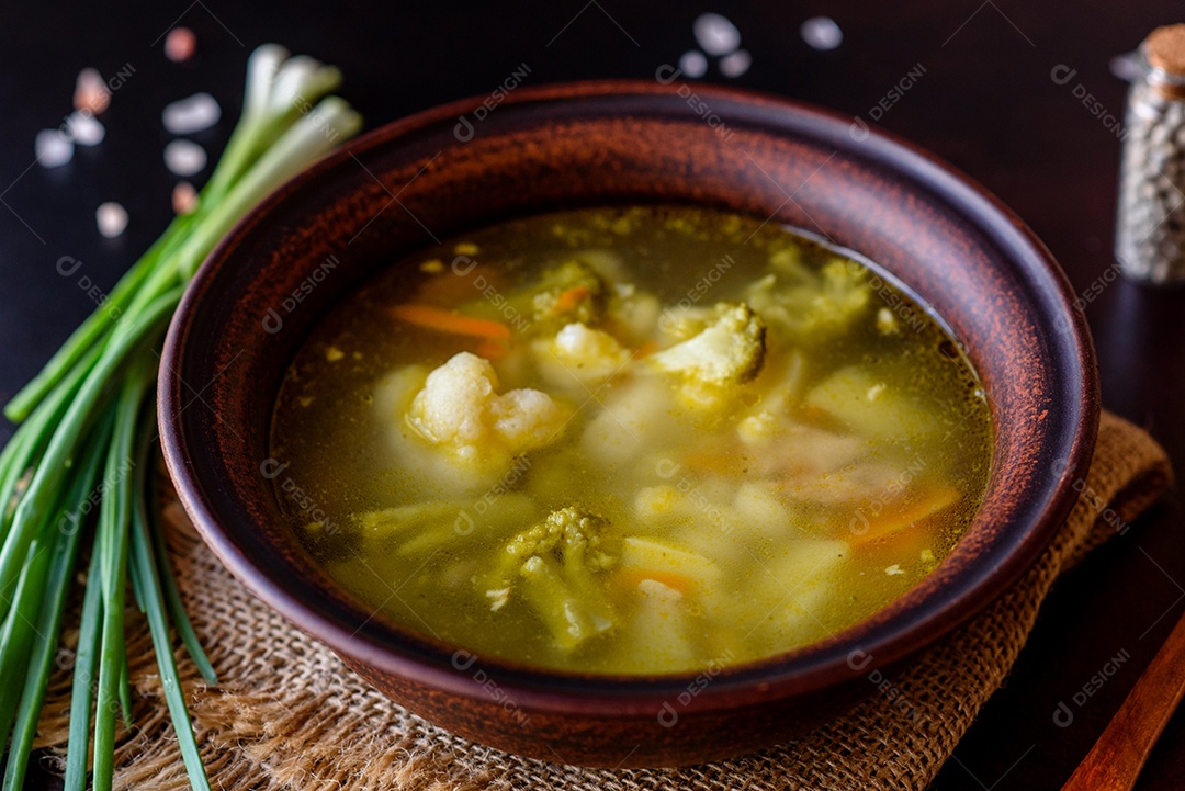 Sopa sobre uma tigela em uma mesa