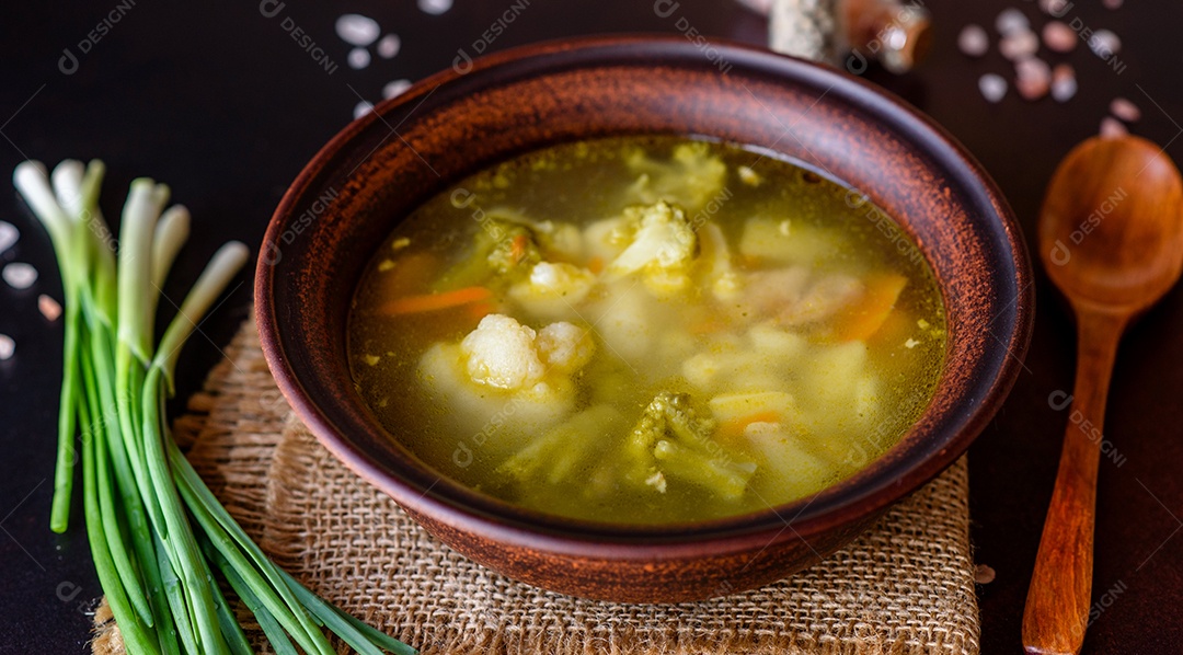 Sopa sobre uma tigela em uma mesa