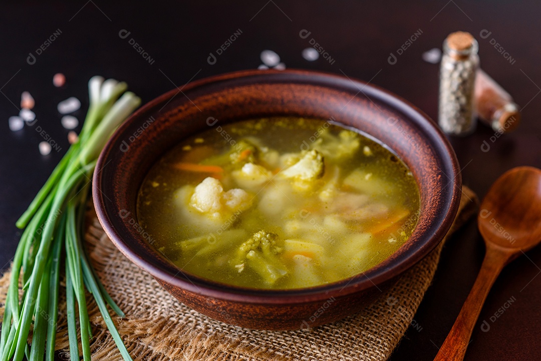 Sopa sobre uma tigela em uma mesa