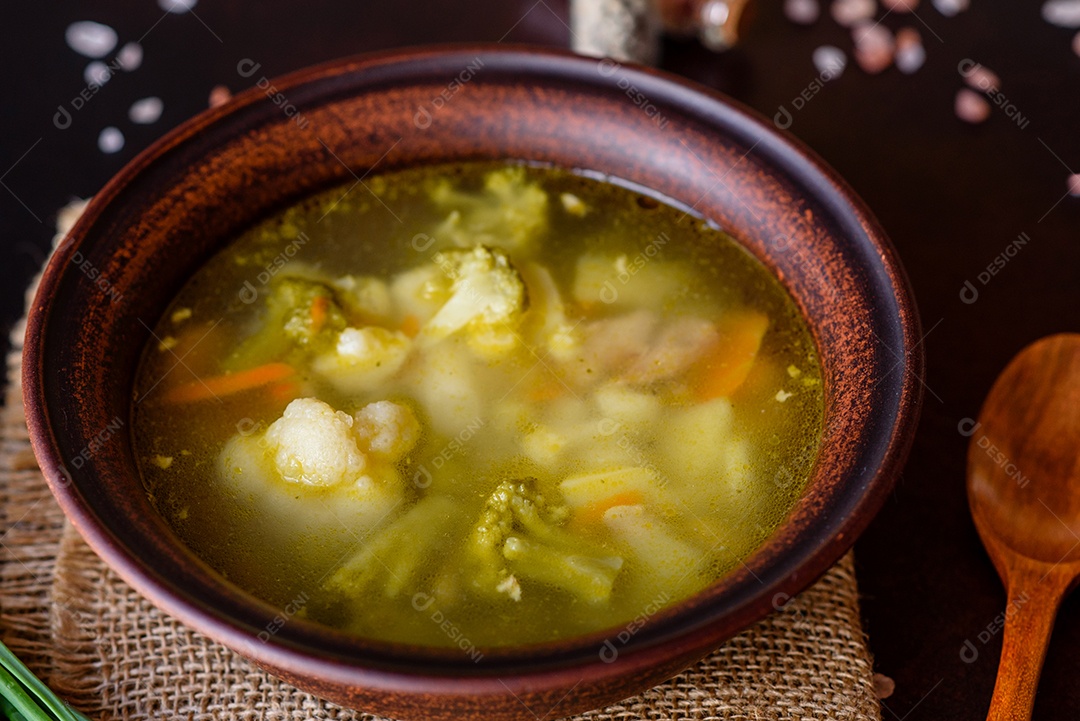 Sopa sobre uma tigela em uma mesa