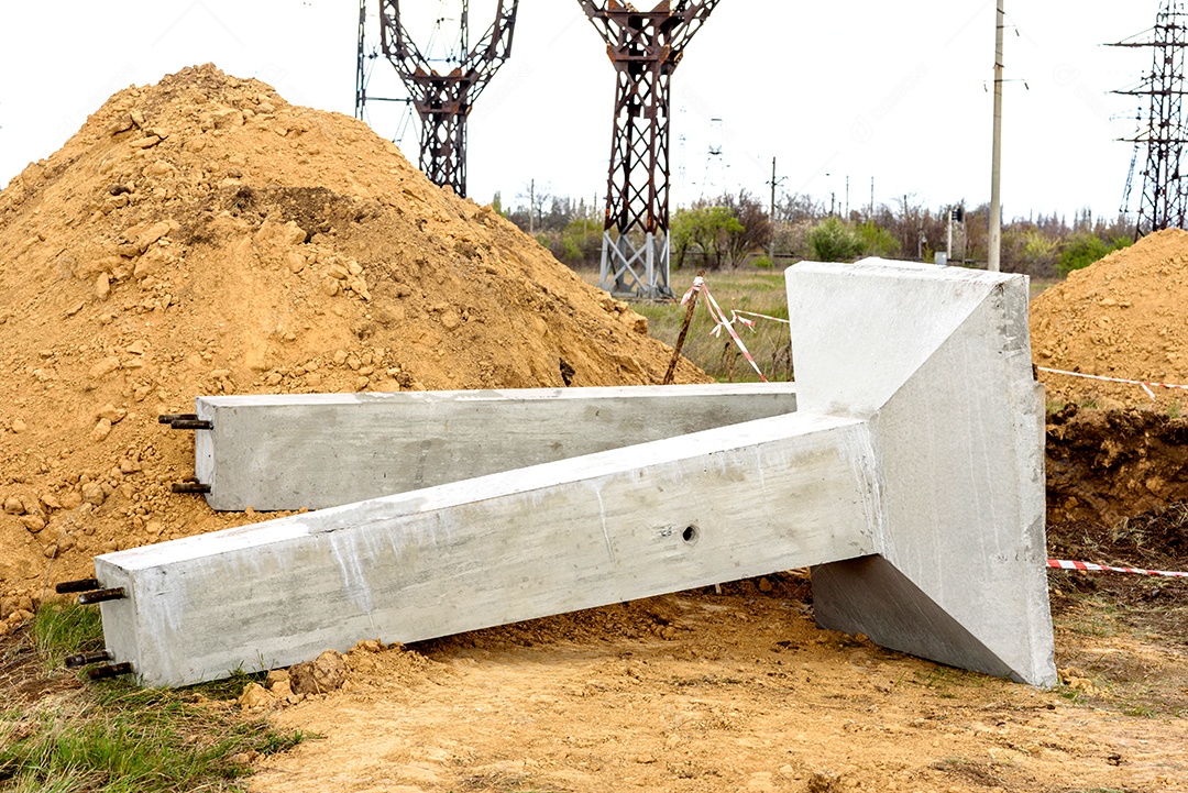 Pilar elétrico de alta tensão por baixo. Uma torre de eletricidade de alta tensão. Uma torre de transmissão de energia de alta tensão