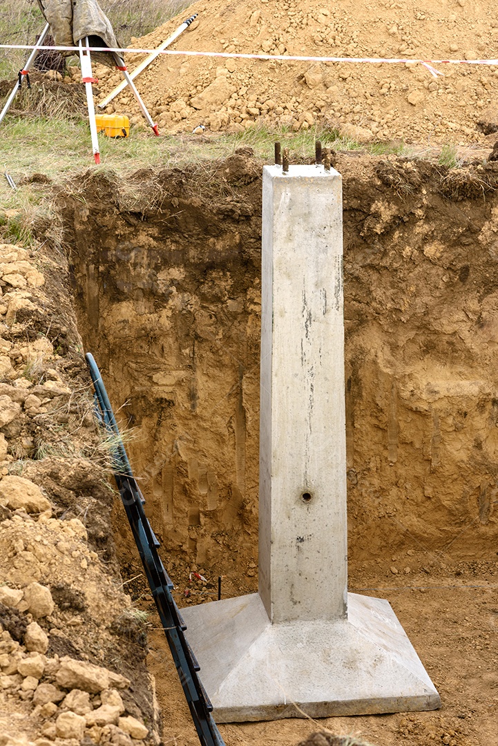 Pilar elétrico de alta tensão por baixo. Uma torre de eletricidade de alta tensão. Uma torre de transmissão de energia de alta tensão