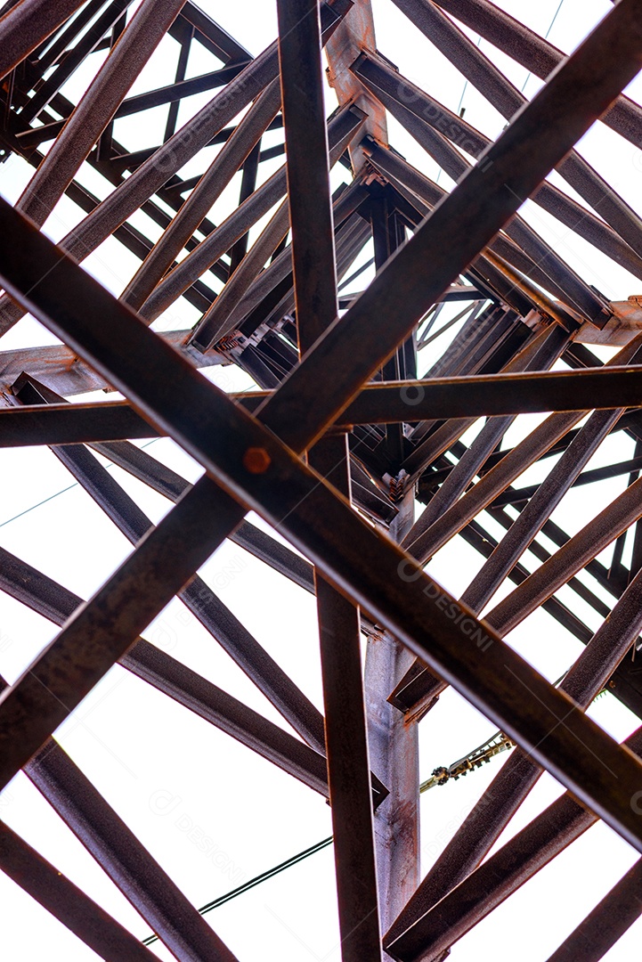 Pilar elétrico de alta tensão por baixo. Uma torre de eletricidade de alta tensão. Uma torre de transmissão de energia de alta tensão