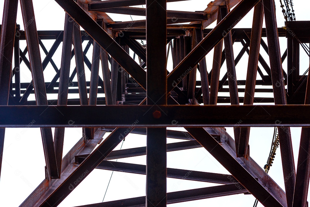 Pilar elétrico de alta tensão por baixo. Uma torre de eletricidade de alta tensão. Uma torre de transmissão de energia de alta tensão