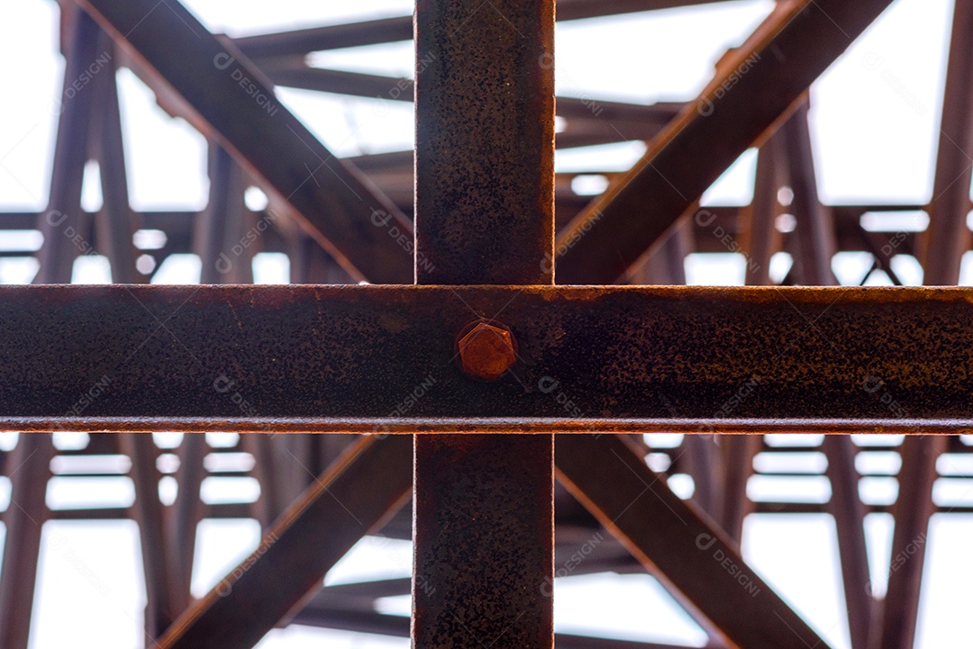 Pilar elétrico de alta tensão por baixo. Uma torre de eletricidade de alta tensão. Uma torre de transmissão de energia de alta tensão